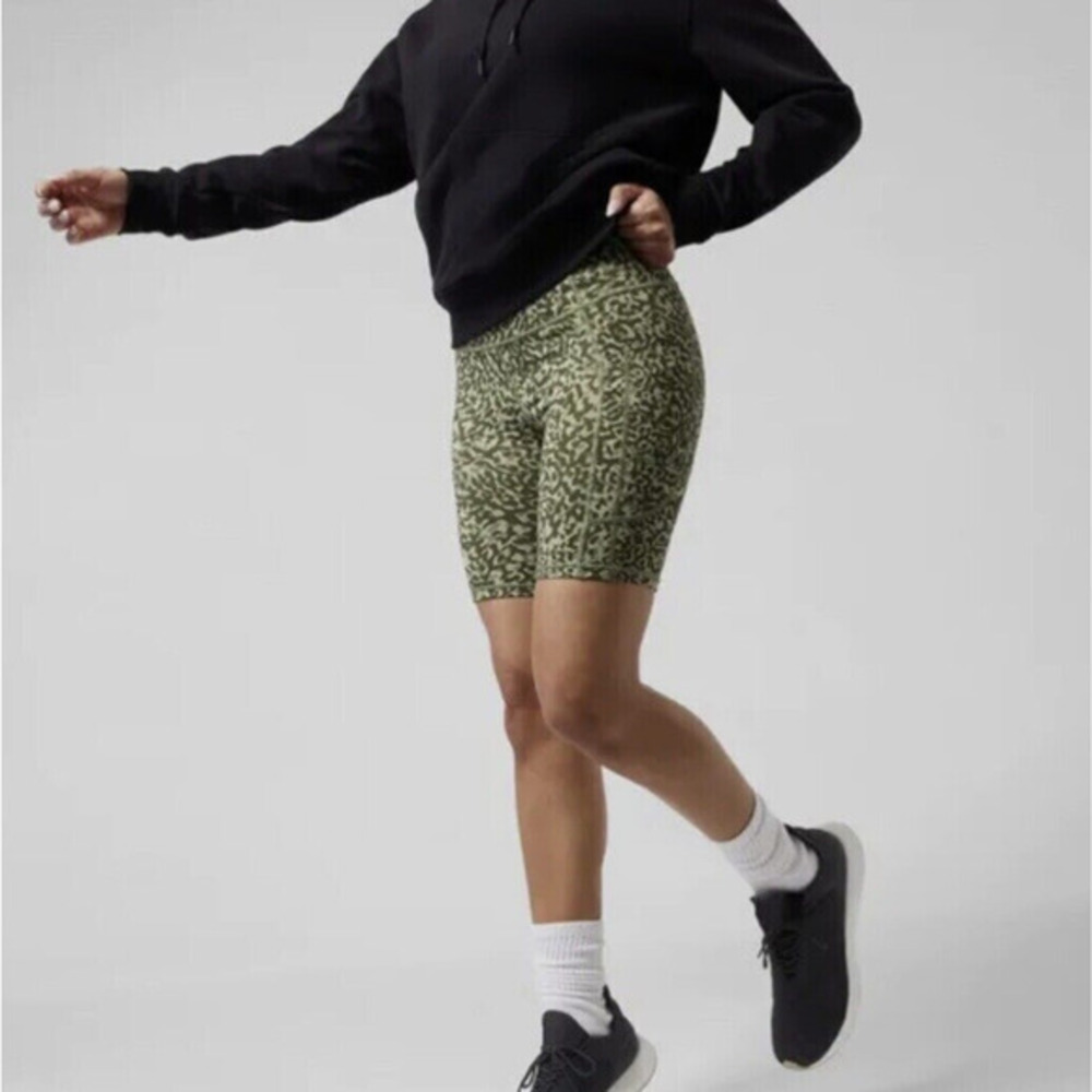 NWT Athleta‎ Ultimate Stash II 7" Short-Clouded Leapard Olive-Size XXS MSRP $69 - Picture 2 of 2